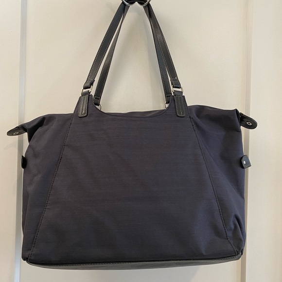 <3 NEW Roots overnight bag w leather details - Picture 2 of 4